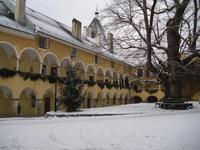 Gebaeude um die Stiftskirche Millstatt