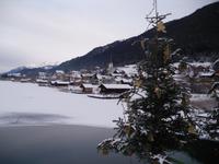 Blick auf den zugefrorenen Weissensee