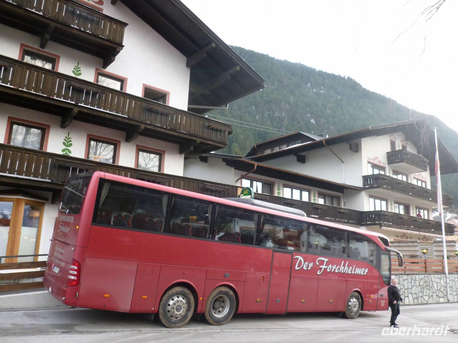 Unser Reisebus vor dem Moser's Hotel am Achensee in Maurach