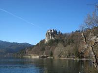 Die Burg von Bled vom Seeufer aus