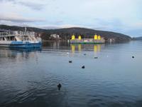 der große Adventskranz auf dem See