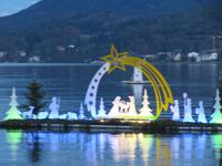 ebenso die Weihnachtskrippe schwimmend auf dem Wörthersee