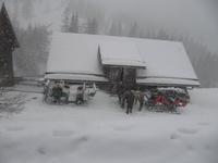 die verschneiten Gebäude rund um die Pritzhütte