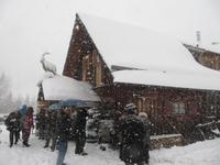 nach der Jause Warten auf die Pferdeschlitten