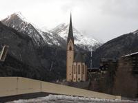 Kirche in Heiligenblut vor Kulisse des Großglocknermassivs