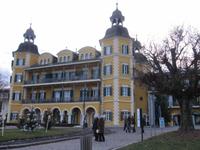 und mit dem berühmten Schloss am Wörthersee