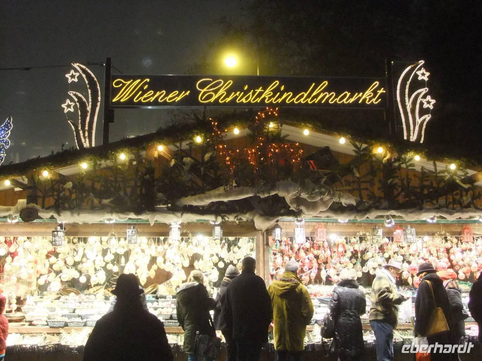 Auf dem Christkindelmarkt am Rathaus