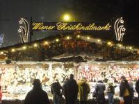 Auf dem Christkindelmarkt am Rathaus