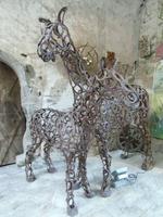 aus Hufeisen geschmiedete Pferde auf Burg Gemünd