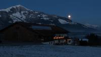 Eberhardt TRAVEL Winterreise in den Kitzbueheler Alpen/Brixental/Tirol - Sicht von unserem Hotel Leamwirt auf das Brixental mit Hoher Salve, Kitzbueheler Horn und Choralpe