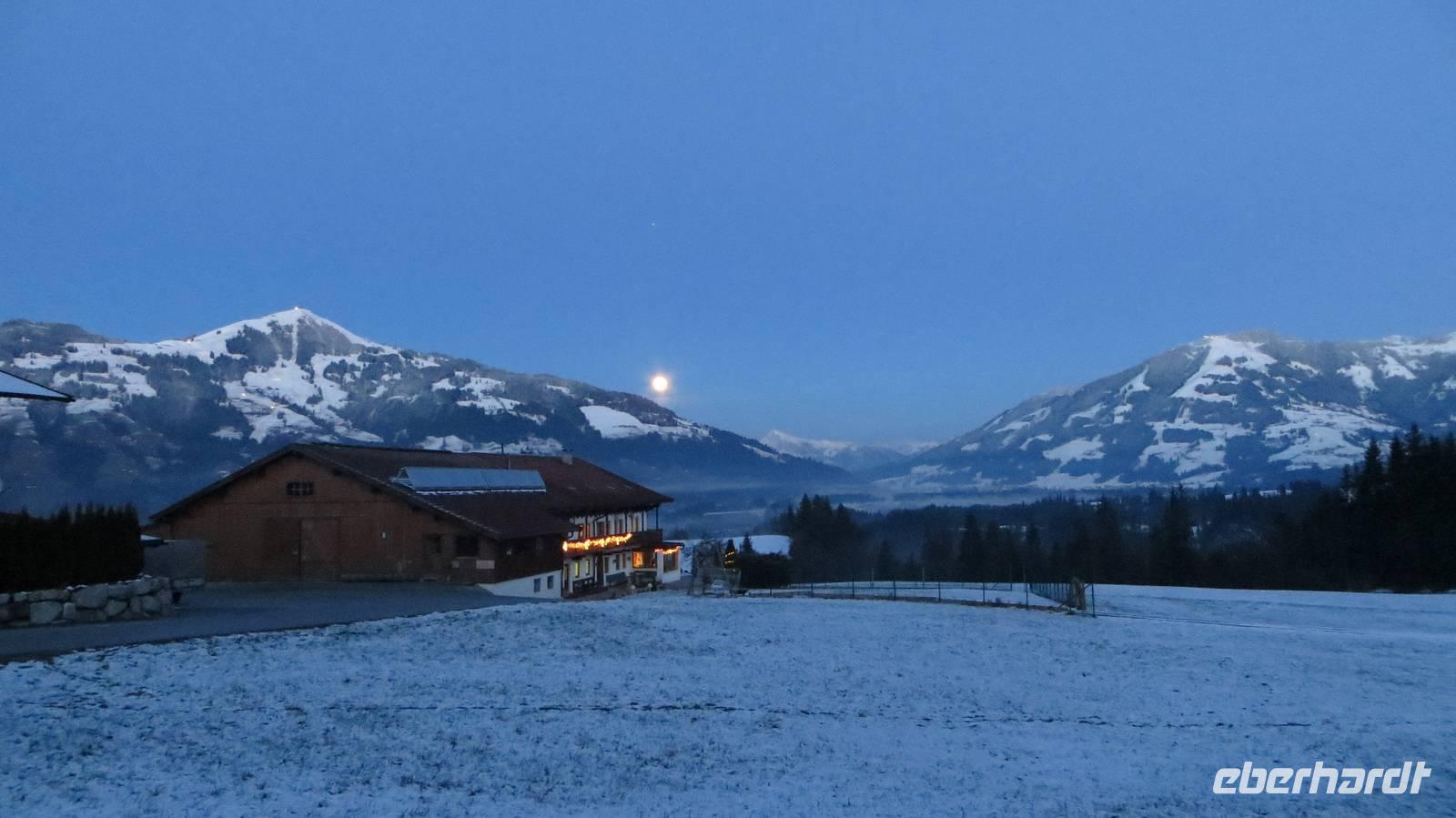 Eberhardt TRAVEL Winterreise in den Kitzbueheler Alpen/Brixental/Tirol - Sicht von unserem Hotel Leamwirt auf das Brixental mit Hoher Salve, Kitzbueheler Horn und Choralpe