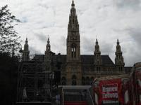 Wien, Rathaus mit Veranstaltungsdekoration