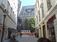 Blick zum Dach des Domes aus einer Seitenstraße