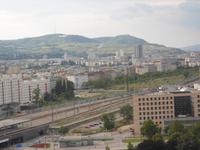 Wien  -  Blick vom Riesenrad auf den Kahlenberg (li) und Leopoldsberg (re) 