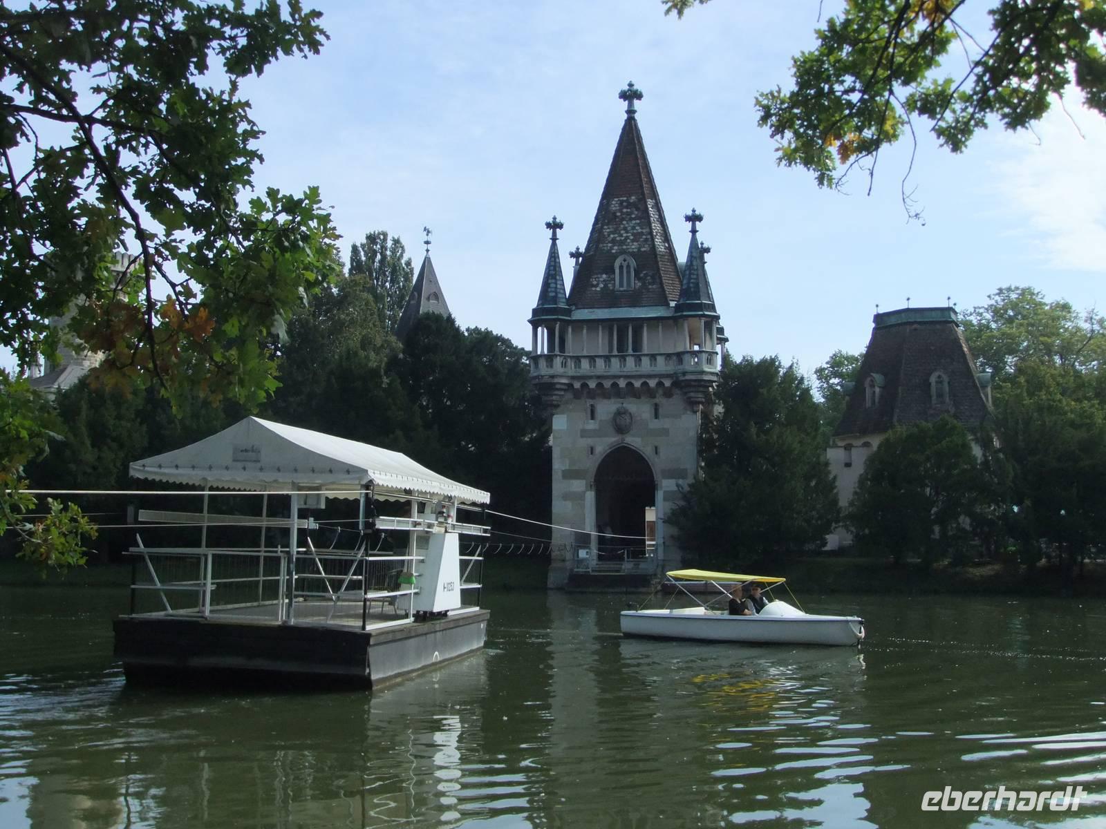 Mit dieser Fähre gelangt man zur Franzensburg