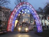 Über den Christkindelmarkt fährt diese kleine Bahn