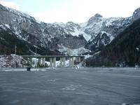 Die Tauernautobahn in den Bergen.