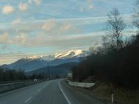 Und die Alpen faszinieren mit herrlichen Ausblicken, die wir aus dem Bus genießen.