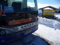 Unser Bus mit dem Roland am Steuer meistert die Auffahrt trotz Schnee und Eis.