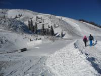 Gut ausgerüstete Wanderer schicken sich an, den Dobratsch auf 2 166 m erklimmen.