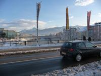 Modernes Villach mit Ausblick auf die Gailtaler Alpenkette. 