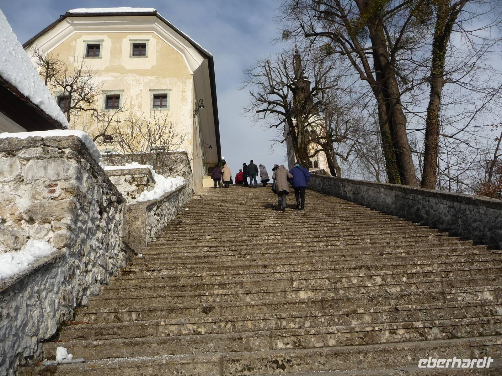 Hier muß der Bräutigam seine Braut 99 Stufen ins Eheglück hinauftragen.