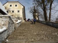 Hier muß der Bräutigam seine Braut 99 Stufen ins Eheglück hinauftragen.