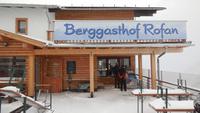 In 1.840 m Höhe an der Bergstation der Rofanbahn, überr Nacht hatte es kräftig geschneit