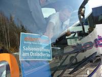 Unser Busfahrer Ralf platziert das Schild; jeder weiß nun, wohin die Reise geht.