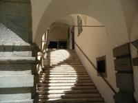 Die Treppe führt zum Wappensaal des Landhauses hinauf.