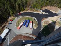 ...  auf die parkenden Busse neben dem Schatten des Pyramidenkogels.