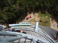 Beim Abstieg aus 70 m Höhe schwindelerregende Aussicht nach unten.