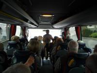 Unser mitgereister Stadtführer am Mikrofon unseres Busses.