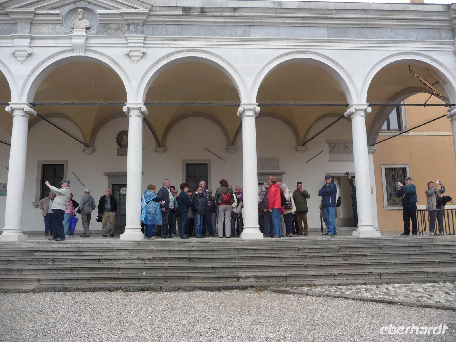 Eine typisch italienische Loggia   -   Venedig ist nicht weit entfernt.