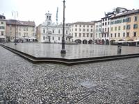Ein weiterer wunderschöner Platz in Udine, der Regen läßt alles schön glänzen.
