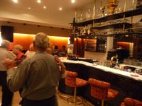 Noch ist es an der Bar leer, weil halt getanzt wird.