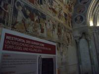 Sehr alte Fresken im Portal des Gurker Doms.