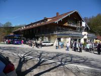 Nach dem Essen noch ein kleines Schwätzchen im Sonnenschein.