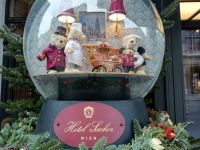Am Hotel Sacher