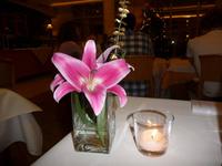 Aus tiefem Schnee wieder zurück ins Hotel, an einen Blumen geschmückten Tisch.