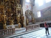 Barockaltar, sehr alte Fresken im Hintergrund  -  Cecilia erklärt wunderbar.