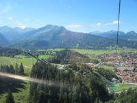 Bergbahnfahrt vom Nebelhorn nach Oberstdorf, mit Blick auf die Schanzen am Schattenberg