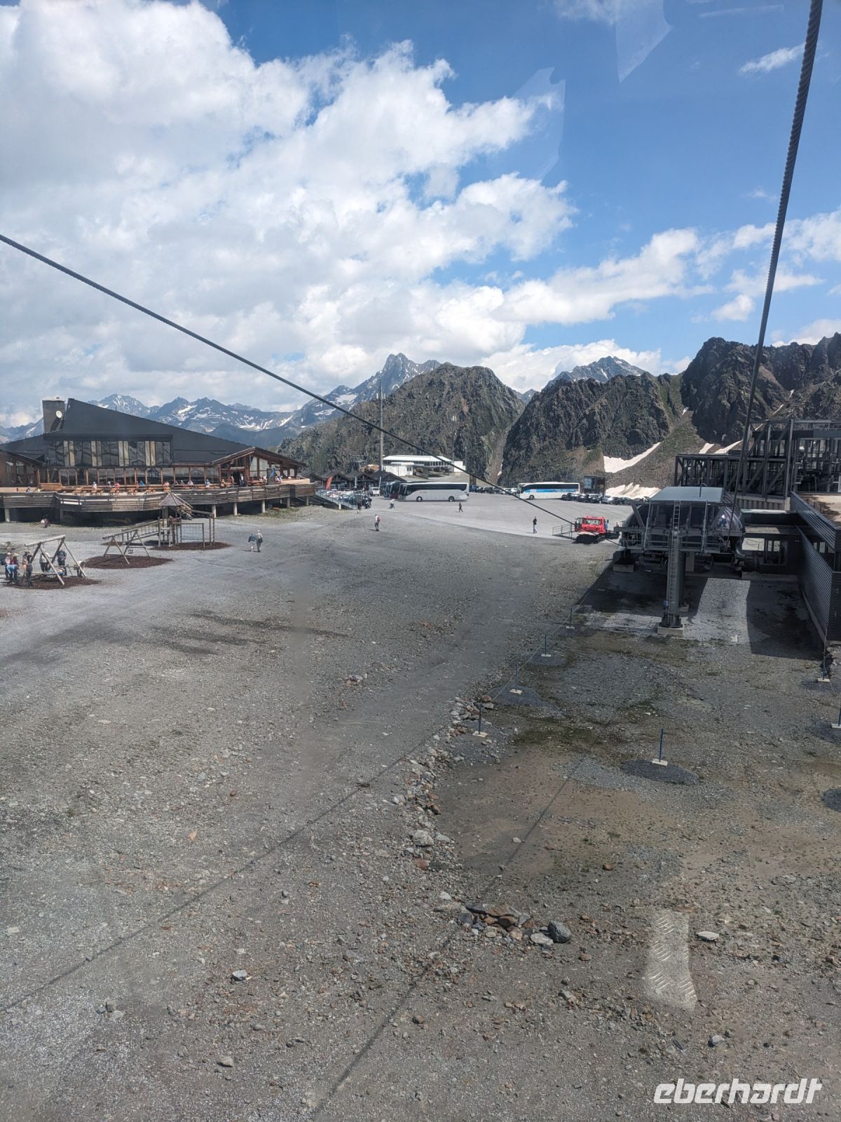 Blick auf die Talstation aus der Gondel