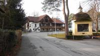 Blick uf das Offizierskasino und die Gedenkkapelle