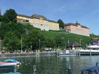 Blick zum Reit- und Stallhof und zum ehemligen Priesterseminar in Meersburg