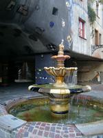 Brunnen am Hundertwasserhaus