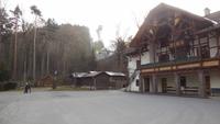 Das ehemalige Offizierskasino, im Hintergrund der Anlaufturm der Berg-Isel-Schanze  