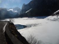 Der Gosausee noch zugefroren und schneebedeckt.