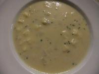 Die Apfel-Sellerie-Suppe schmeckt sehr gut
