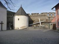 Die alte Stadtmauer mit Schießscharten und Pulverturm.